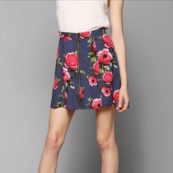 Urban Outfitters Floral Roses A-Line Skater Short Skirt Women Large Gray Red - Picture 1 of 8